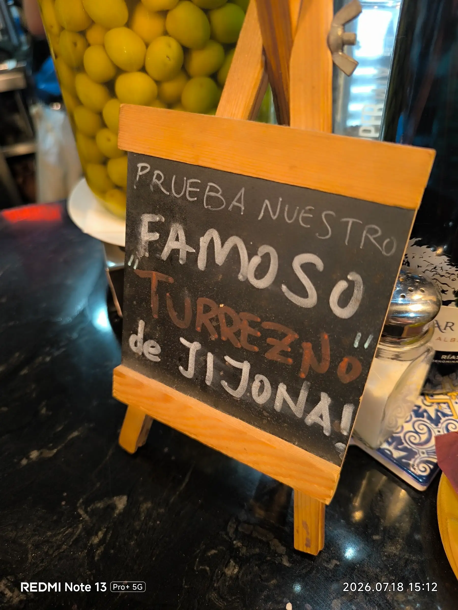 La pizarra: «Prueba nuestro famoso torrezno de Jijona!»